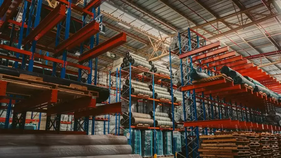Cantilever e porta-paletes com cargas